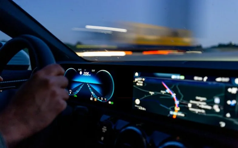 driving at night, the view over the dashboard — article card