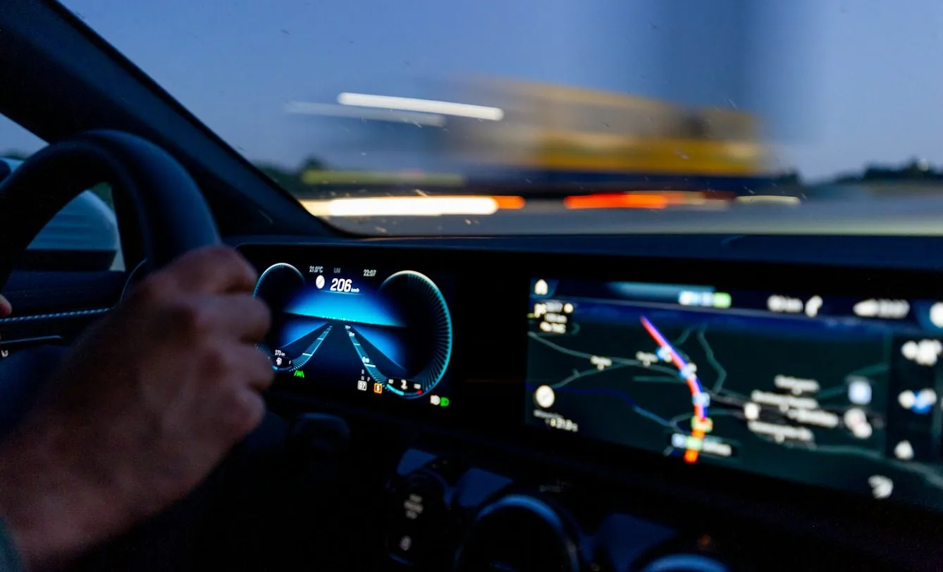 driving at night, the view over the dashboard — article card